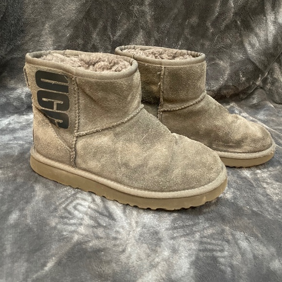 Women’s size 6 Gray Ugg Boots - Picture 1 of 7